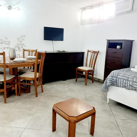 Maria'S Cozy Basement Studio ! โวโลส ภายนอก รูปภาพ