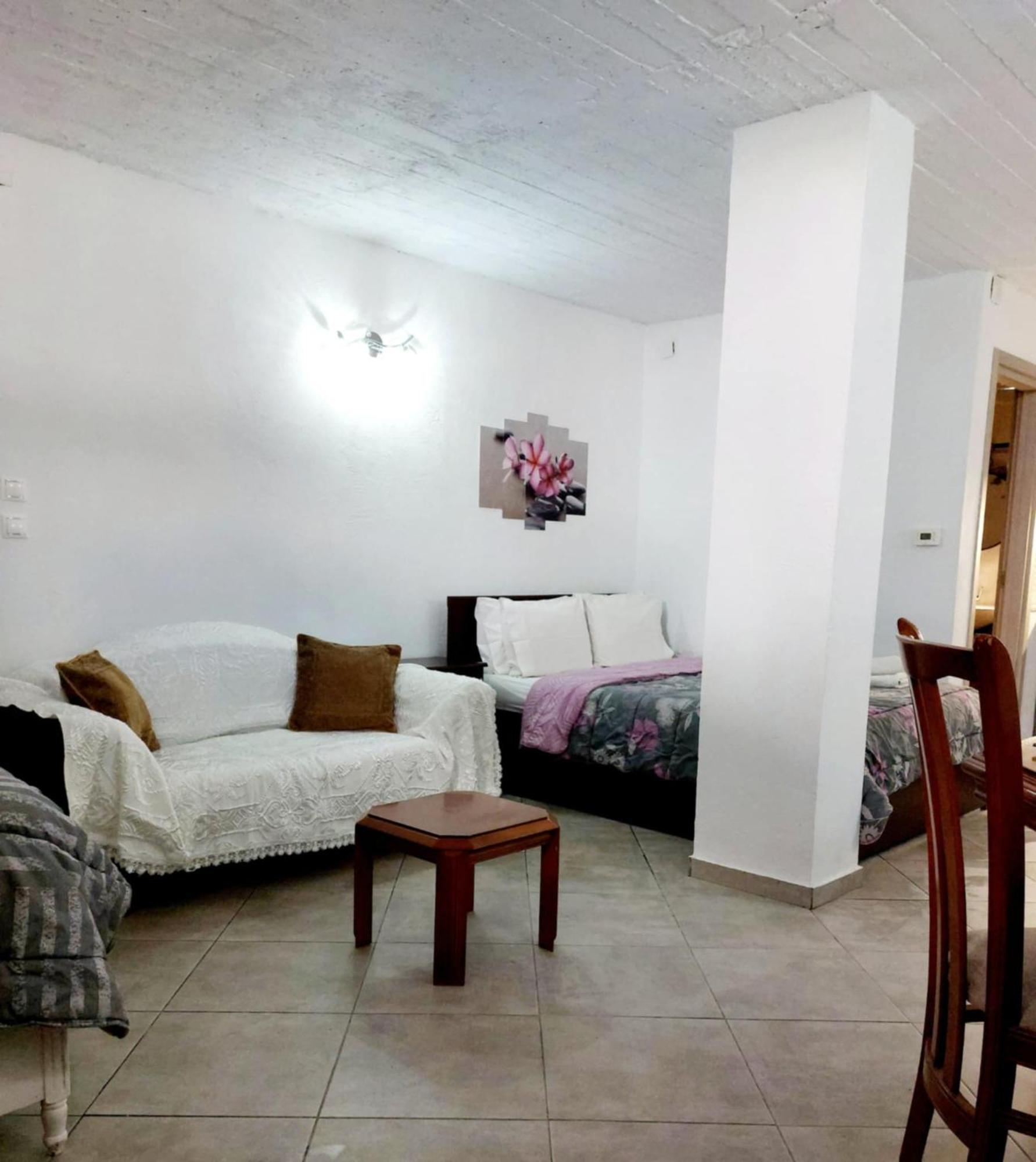 Maria'S Cozy Basement Studio ! โวโลส ภายนอก รูปภาพ